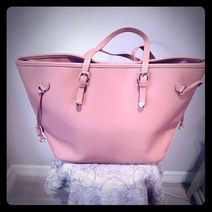 Pretty woman's handbag